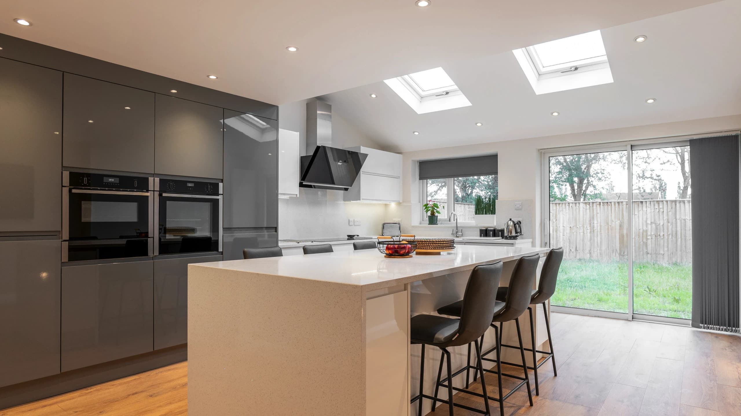 Contemporary kitchen renovation in N16